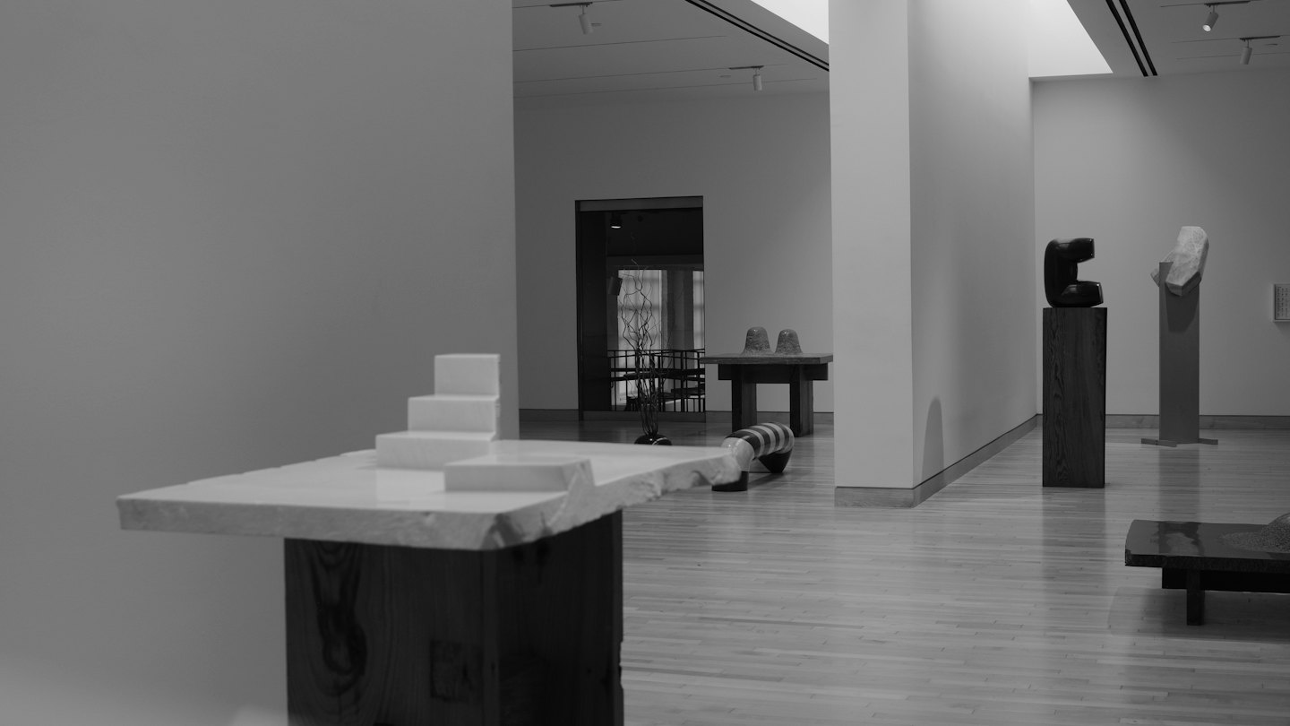 Galería de arte moderno con esculturas abstractas en paredes blancas.